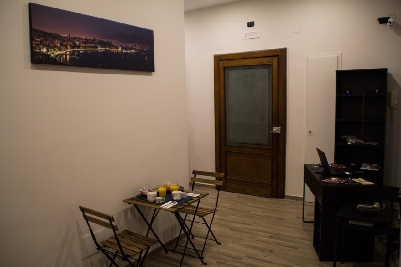 Interno 10 Cavour Bed & Breakfast เนเปิลส์ ภายนอก รูปภาพ